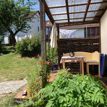 Kleines Mit Garten Und Grill In Garitz بيت للعطل